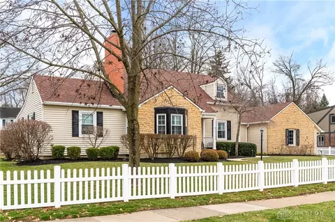 977 E Schantz Ave, Oakwood, OH 45419
