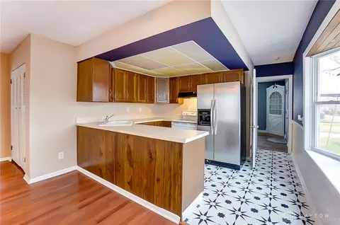 2140 E Bataan Dr, Dayton, OH 45420 photo 4