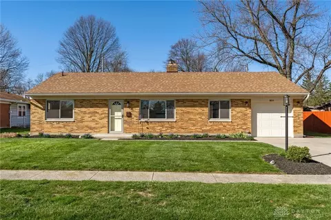 921 Hollendale Dr, Kettering, OH 45429