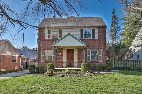 246 Wisteria Dr, Oakwood, OH 45419