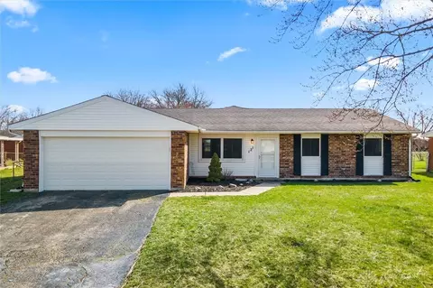 121 Kings Chapel Dr, Troy, OH 45373