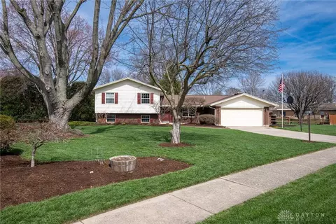 1051 Hyde Park Dr, Centerville, OH 45429