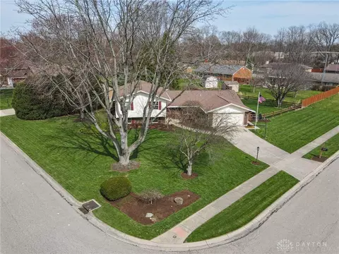 1051 Hyde Park Dr, Centerville, OH 45429 photo 2