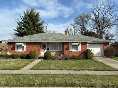 136 Villa Dr, Brookville, OH 45309