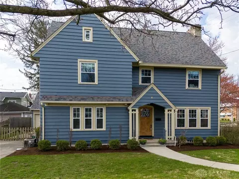 4 Beverly Pl, Oakwood, OH 45419