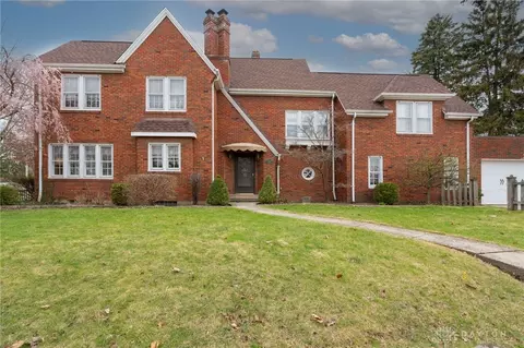 2221 Far Hills Ave, Oakwood, OH 45419