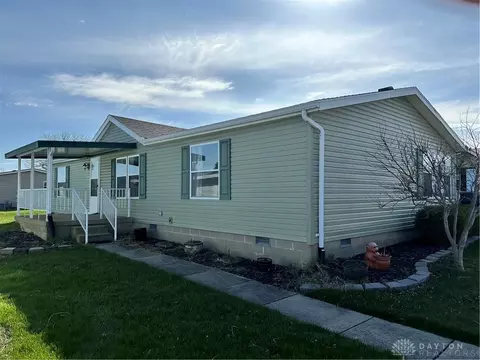 220 Heather Ln, Fairborn, OH 45324