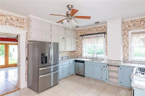 Kitchen - 292 W Jackson Rd, Springfield, OH 45502 photo 2 of 7