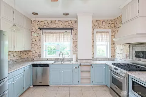 Kitchen - 292 W Jackson Rd, Springfield, OH 45502 photo 4 of 7