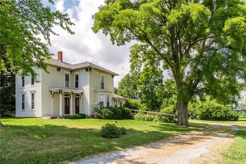 292 W Jackson Rd, Springfield, OH 45502