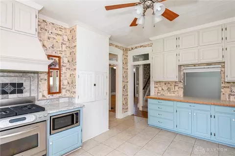 Kitchen - 292 W Jackson Rd, Springfield, OH 45502 photo 6 of 7