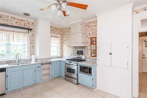 Kitchen - 292 W Jackson Rd, Springfield, OH 45502 photo 3 of 7
