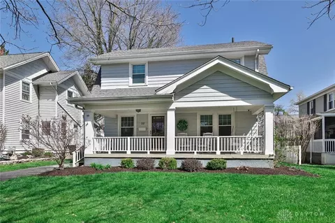33 Spirea Dr, Oakwood, OH 45419
