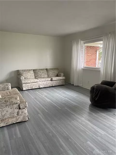 990 W Sparrow Rd, Springfield, OH 45502 photo 2