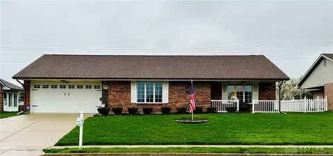 704 Westview Dr, Piqua, OH 45356