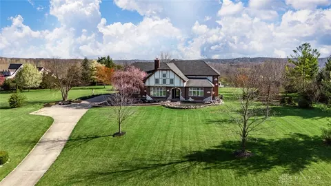 1704 River Ridge Dr, Sugarcreek Township, OH 45370