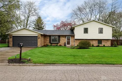6833 Bejay Dr, Tipp City, OH 45371