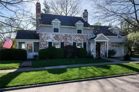 402 East Dr, Oakwood, OH 45419