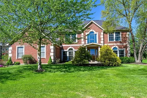 7431 Windsor Park Dr, Maineville, OH 45039