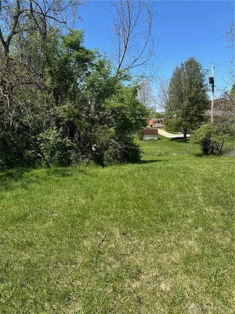 2431 Greystone Ln, Springfield, OH 45503