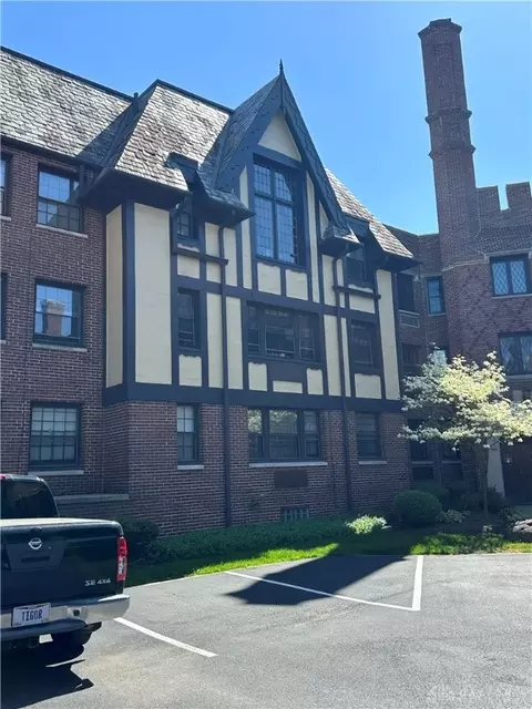 1211 Far Hills Ave #203, Oakwood, OH 45419