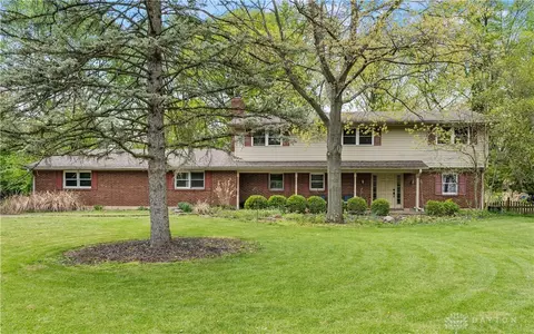 5607 Royalwood Dr, Dayton, OH 45429