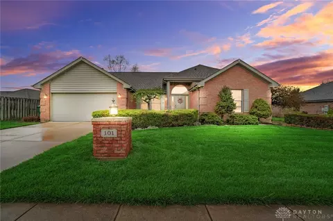 101 Crown Point Mdws, Centerville, OH 45458
