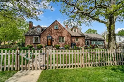 1121 Delaine Ave, Oakwood, OH 45419