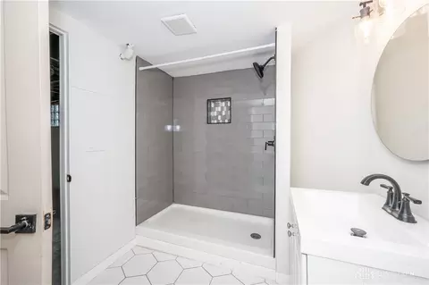 Bath - 343 Earnshaw Ave, Cincinnati, OH 45219 photo 7 of 7