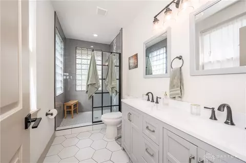 Bath - 343 Earnshaw Ave, Cincinnati, OH 45219 photo 2 of 7