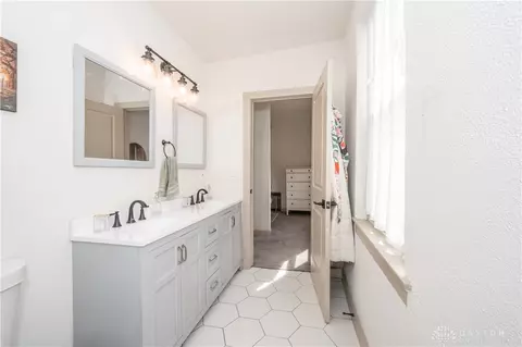 Bath - 343 Earnshaw Ave, Cincinnati, OH 45219 photo 3 of 7