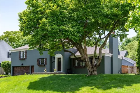 529 Acorn Dr, Oakwood, OH 45419