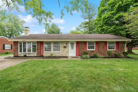 215 Pinegrove Dr, Bellbrook, OH 45305