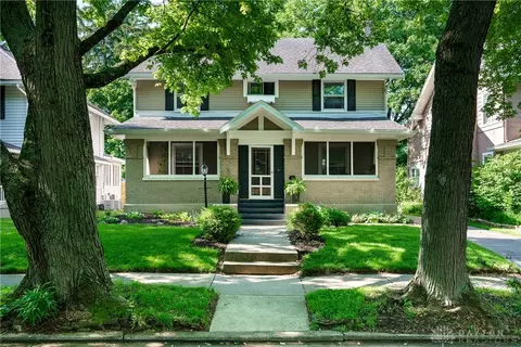 18 Beverly Pl, Oakwood, OH 45419