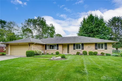 992 Hyde Park Dr, Centerville, OH 45429