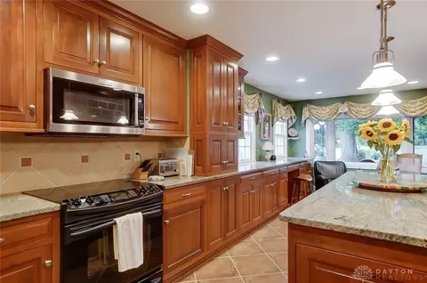 Kitchen - 5925 Weidner Rd, Springboro, OH 45066 photo 4 of 9