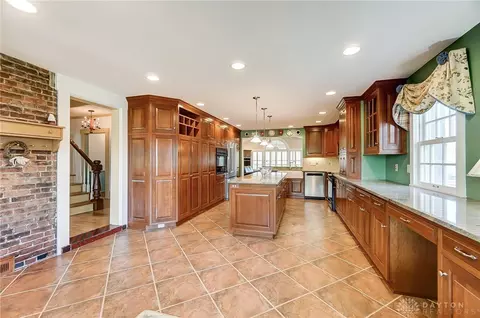 Kitchen - 5925 Weidner Rd, Springboro, OH 45066 photo 6 of 9