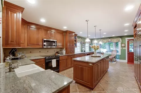 Kitchen - 5925 Weidner Rd, Springboro, OH 45066 photo 7 of 9