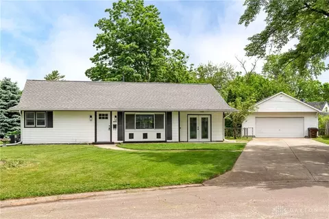 3838 Saranac Cir, Dayton, OH 45429