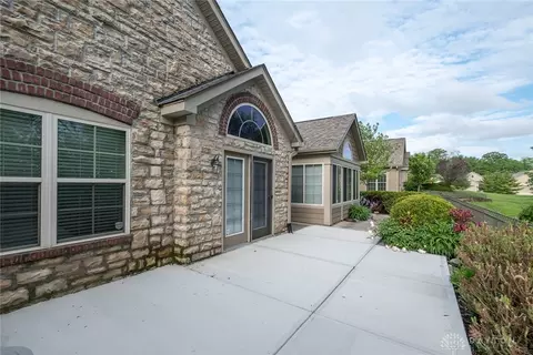 2388 Locust Hill Blvd, Beavercreek, OH 45431