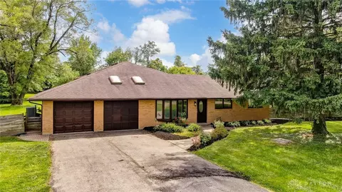 1566 E Social Row Rd, Washington Township, OH 45458