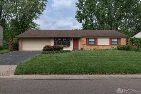 100 Gracewood Dr, Centerville, OH 45458