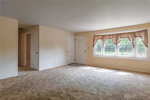 100 Gracewood Dr, Centerville, OH 45458 photo 3