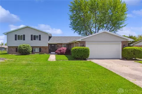 2326 S Old Oaks Dr, Dayton, OH 45431