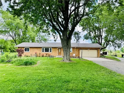 9439 Little Richmond Rd, Brookville, OH 45309