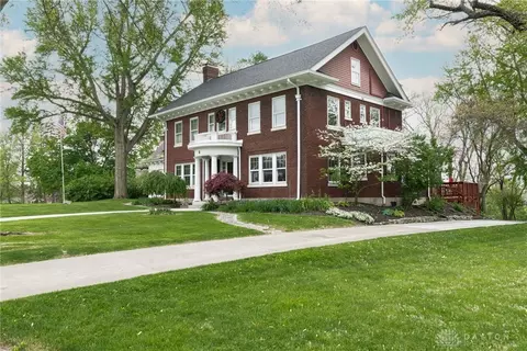 8 Alameda Cir, Middletown, OH 45044