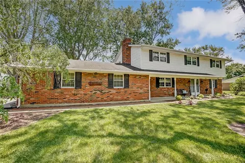 5600 Royalwood Dr, Centerville, OH 45429