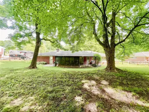 Exterior - 1153 White Oak Dr, Springfield, OH 45504 photo 5 of 6