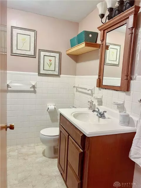Bath - 1153 White Oak Dr, Springfield, OH 45504 photo 1 of 1