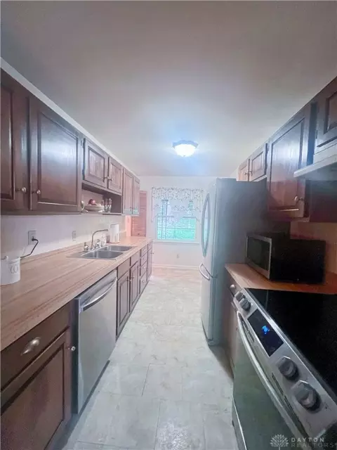 Kitchen - 1153 White Oak Dr, Springfield, OH 45504 photo 1 of 3